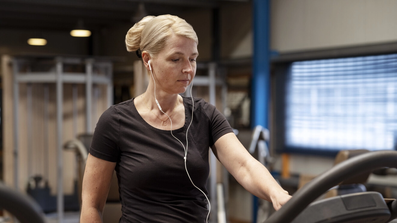 Bild von Ilse im Fitnessstudio. Intermittierende Katheterisierung (IK) ist eine Methode zur Blasenentleerung mithilfe eines dünnen, hohlen Katheters.