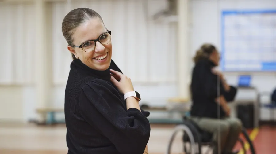 Porträtfoto von Marianne in einem Tanzstudio. Zunächst versuchten Mariannes Ärzte, ihre Blase mit Medikamenten zu behandeln, aber die Situation verbesserte sich nicht. Dann wurden ihr Intermittierende Katheter verschrieben.  