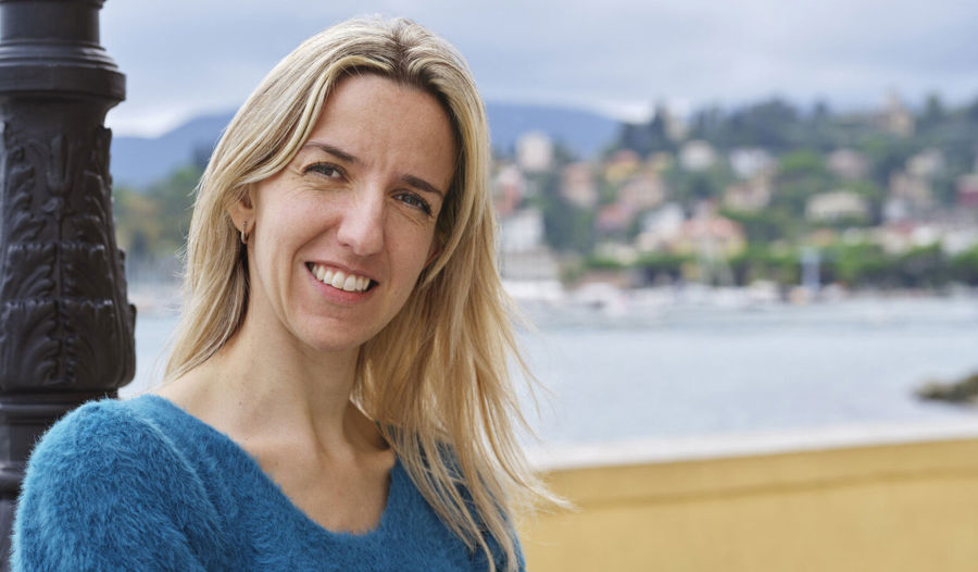 Bild von Elisa, die mit Multipler Sklerose lebt. Elisa verwendet intermittierende Katheter, um ihre Blasensymptome zu behandeln. 