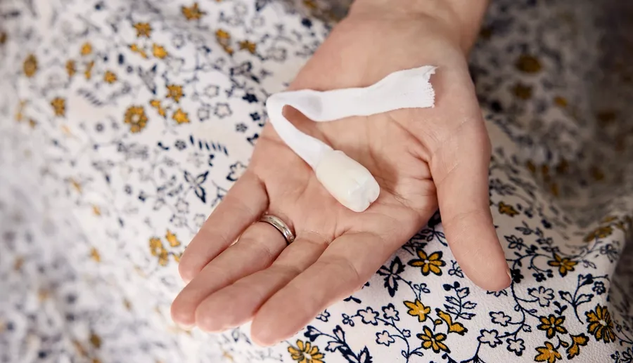 Bild einer Hand, die den Peristeen Analtampon hält. Er ist so konzipiert, dass er eine diskrete Barriere gegen Stuhlaustritt bildet und dabei hilft: die Sorge vor kleinen „Unfällen“ oder ungewollten Zwischenfällen zu verringern, die Kontrolle zurückzugewinnen und so Ihre Lebensqualität zu verbessern. 