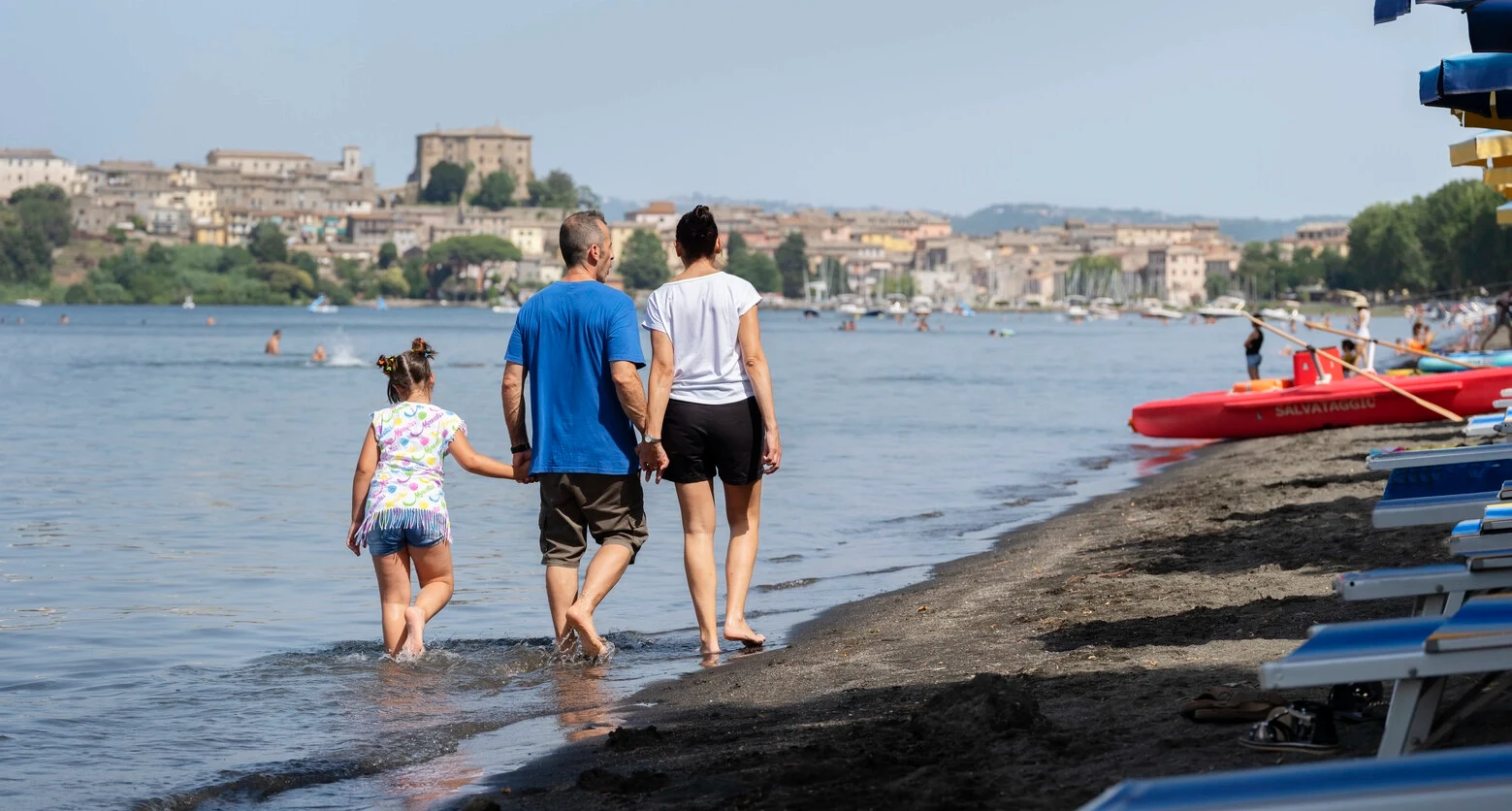 Foto von Andrea, der mit seiner Familie am Strand spazieren geht. Andrea lebt mit MS und nutzt TAI, um seine Darmprobleme zu behandeln. 