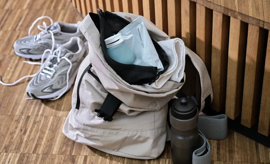 Foto von Peristeen Light in einer Sporttasche. Peristeen Light wurde entwickelt, um Menschen zu helfen, die mit Stuhlgangproblemen und/oder Stuhlinkontinenz zu kämpfen haben. 