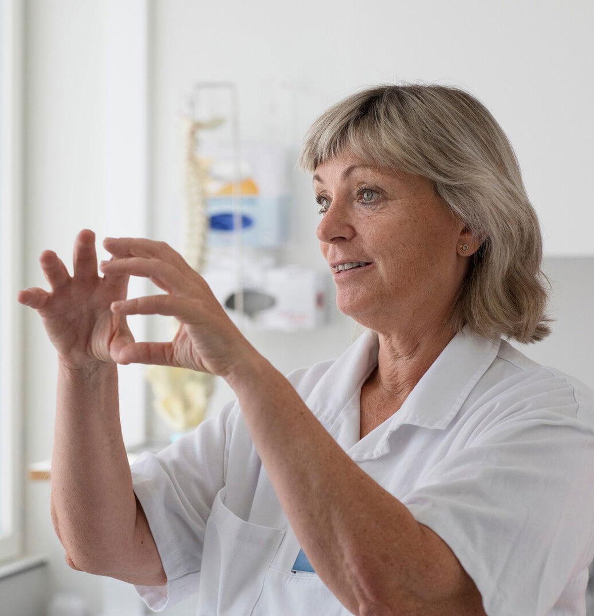 Porträtfoto von Anna, einer ausgebildeten Krankenschwester, die die Darmfunktion erklärt. Wenn Sie unter Verstopfung leiden, Schwierigkeiten haben, Ihren Darm zu kontrollieren, oder häufig flüssigen oder harten Stuhlgang haben, kann Ihre MS Ihren Darm beeinträchtigen. 
