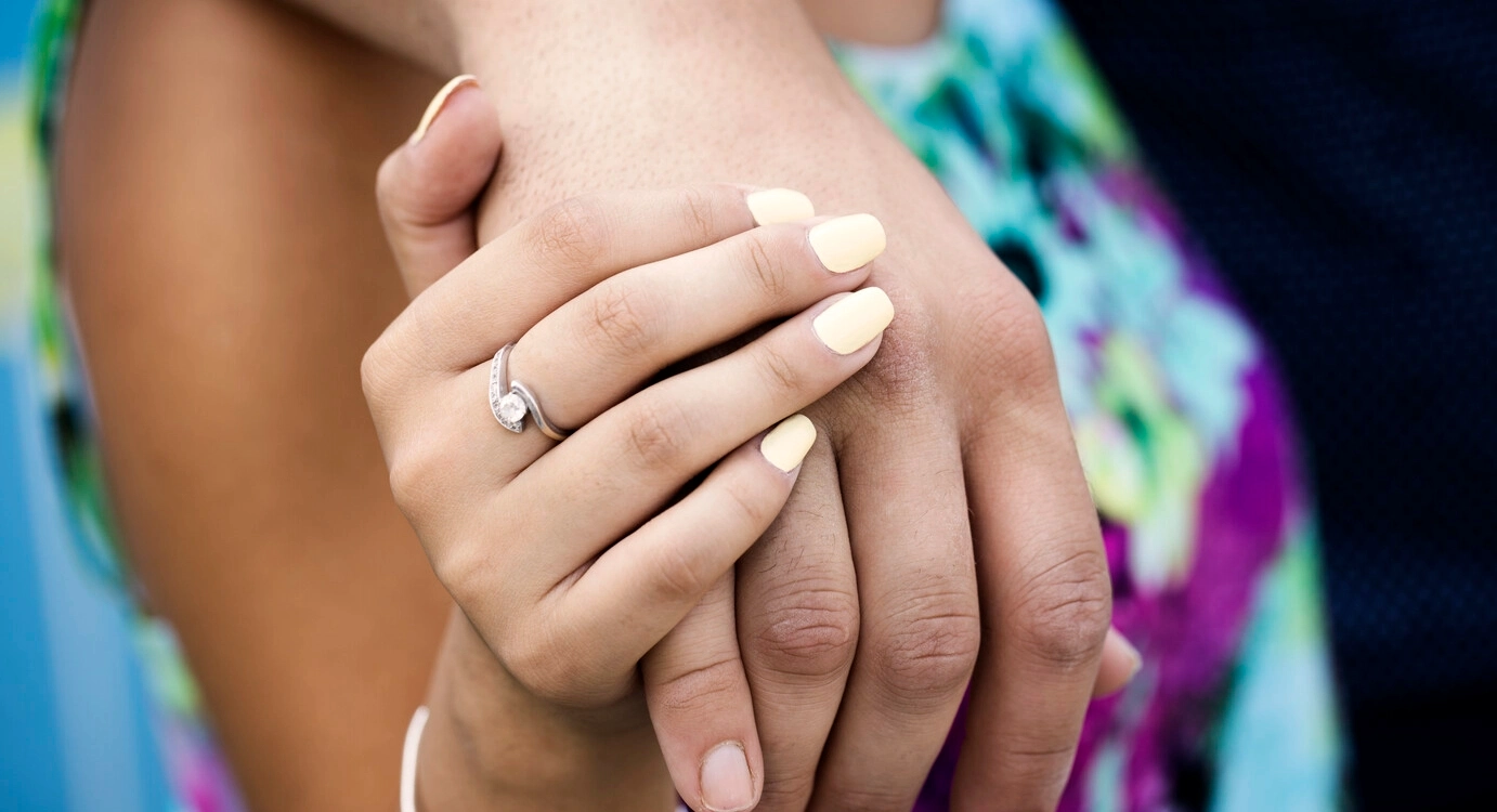 Nahaufnahme eines Paares, das Händchen hält. Wenn Sie mit MS leben, können Blasen- und Darmprobleme Ihr Sexualleben beeinträchtigen, was zu einer geringeren Lebensqualität führen kann. Verstehen Sie die Situation und mögliche Lösungen. 