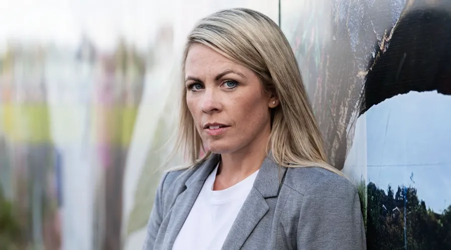 Porträtfoto von Laura, die mit MS lebt. Laura verwendet Katheter, um ihre Blasensymptome zu behandeln