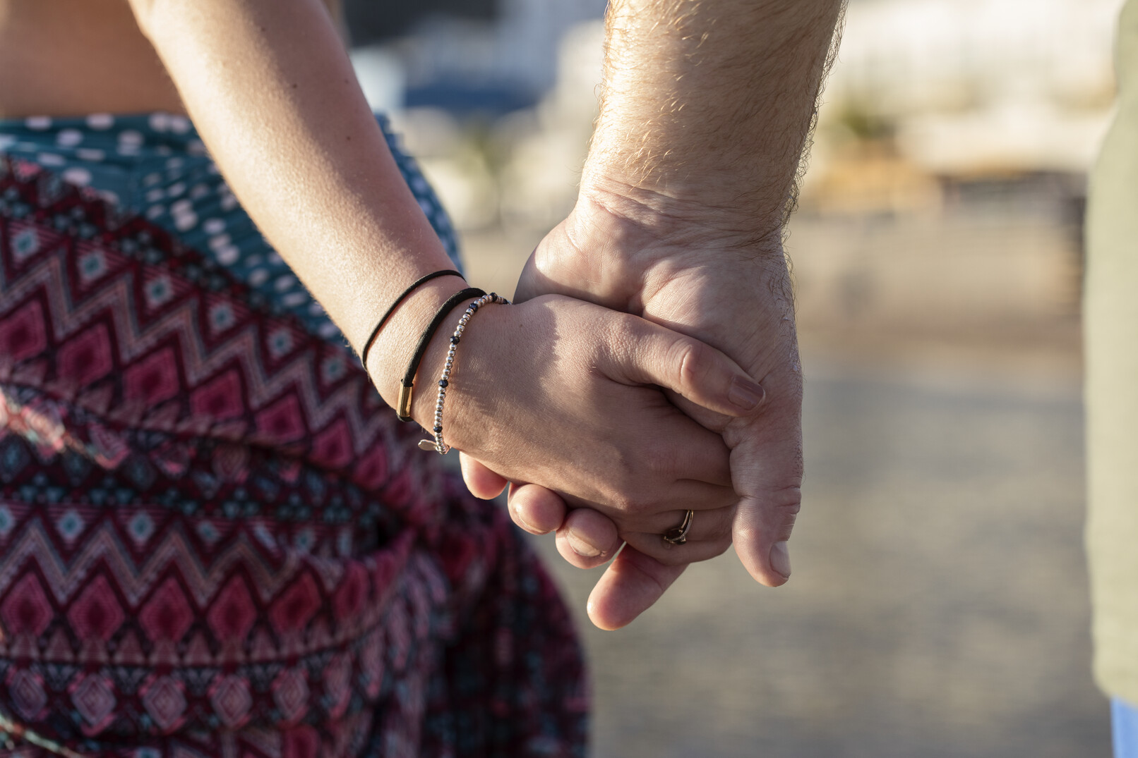 Händchenhaltendes Pärchen. Männer mit MS beobachten möglicherweise eine vorzeitige Ejakulation, eine erektile Dysfunktion und vermindertes Empfinden.
